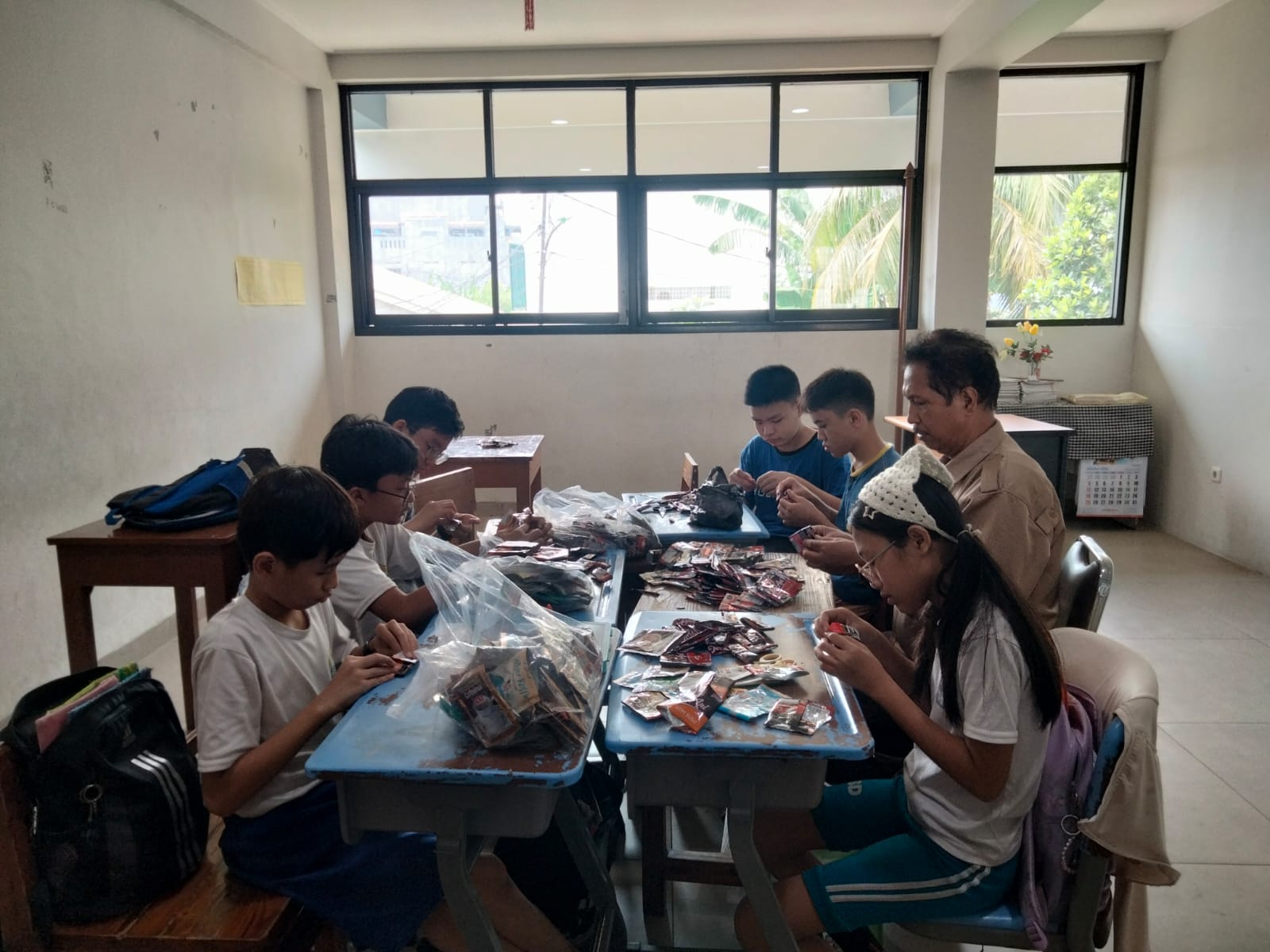 Kelas 6 prakarya membuat tikar dari bungkus kopi kapal Api
